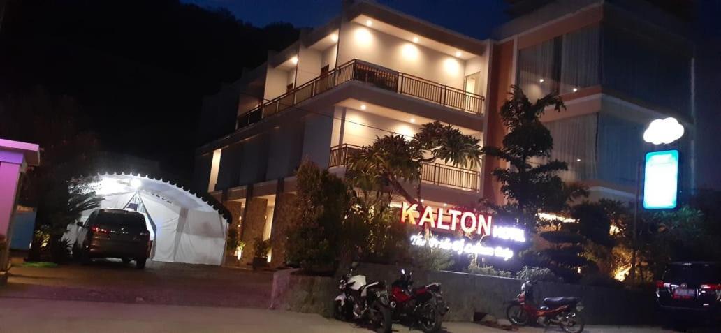 Kalton Hotel Лабуан-Бахо Экстерьер фото